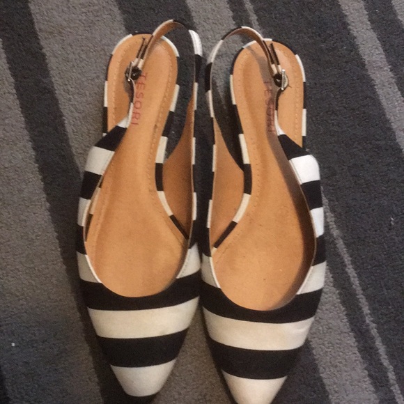 Tesori Shoes - TESORI size 9.5 black and white fabric shoes